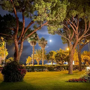 https://beachfront-apartment-on-the-boulevard-with-sea-view.fr-provencehotel.com